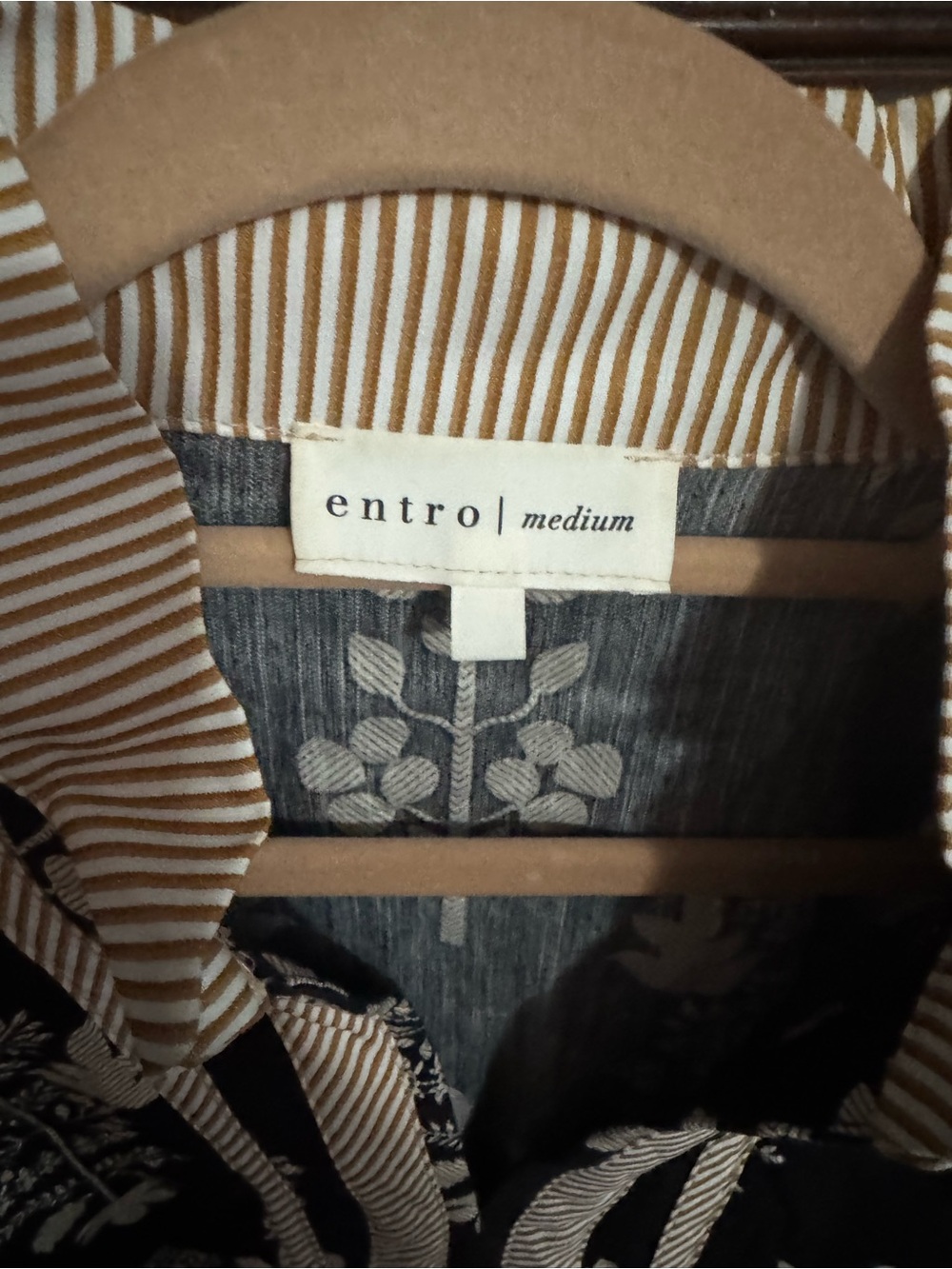 Entro blouse size medium.  Never worn in excellent condition, just missing tag.